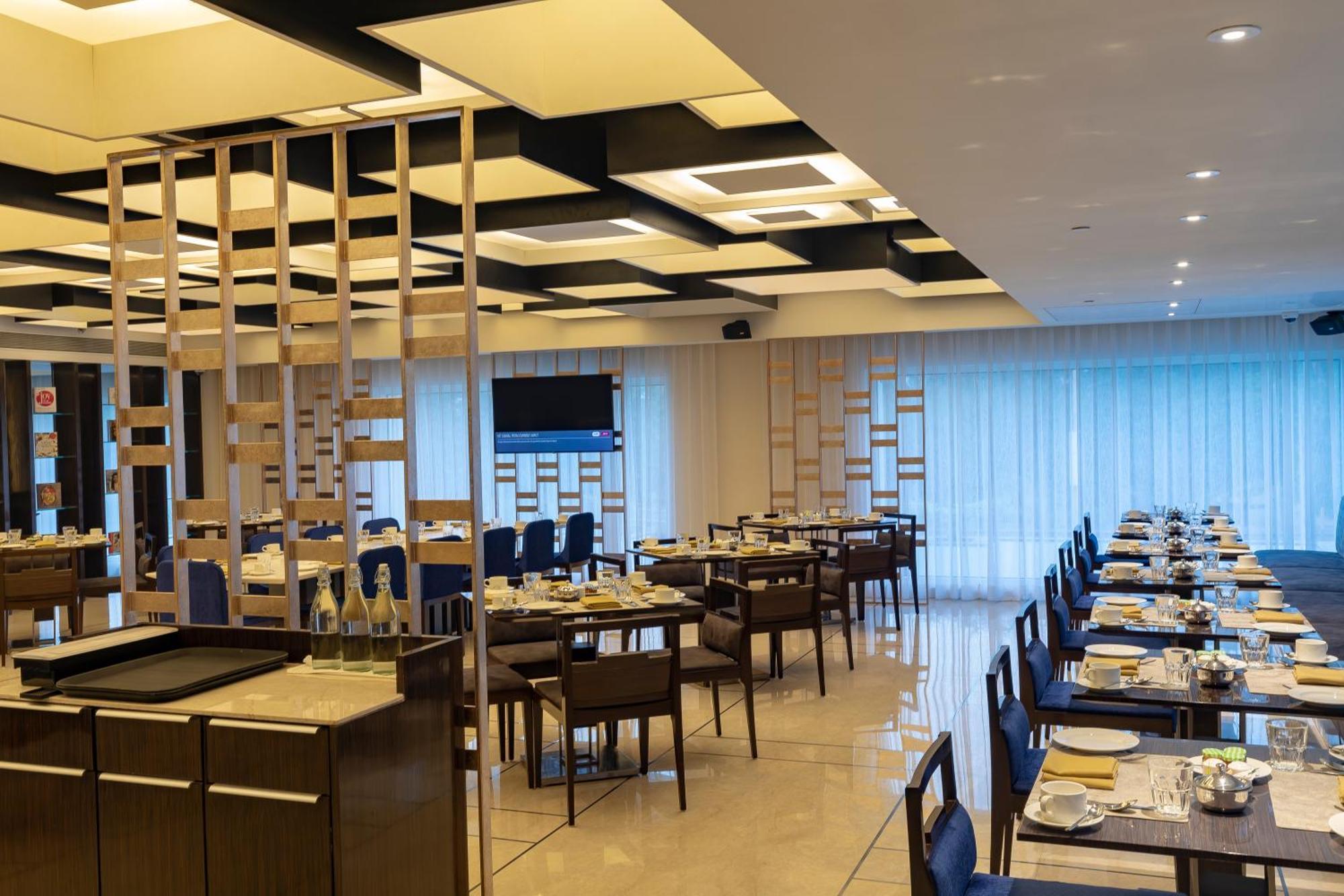 Regenta RPJ Rajkot Hotel Buitenkant foto