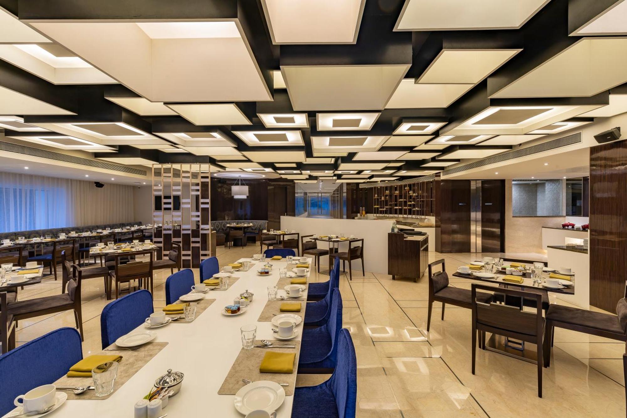 Regenta RPJ Rajkot Hotel Buitenkant foto