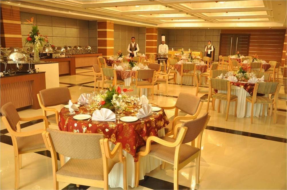 Regenta RPJ Rajkot Hotel Buitenkant foto