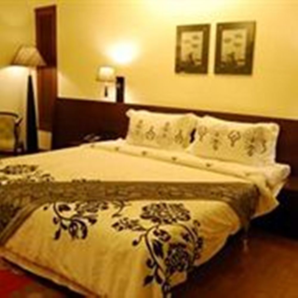 Regenta RPJ Rajkot Hotel Buitenkant foto