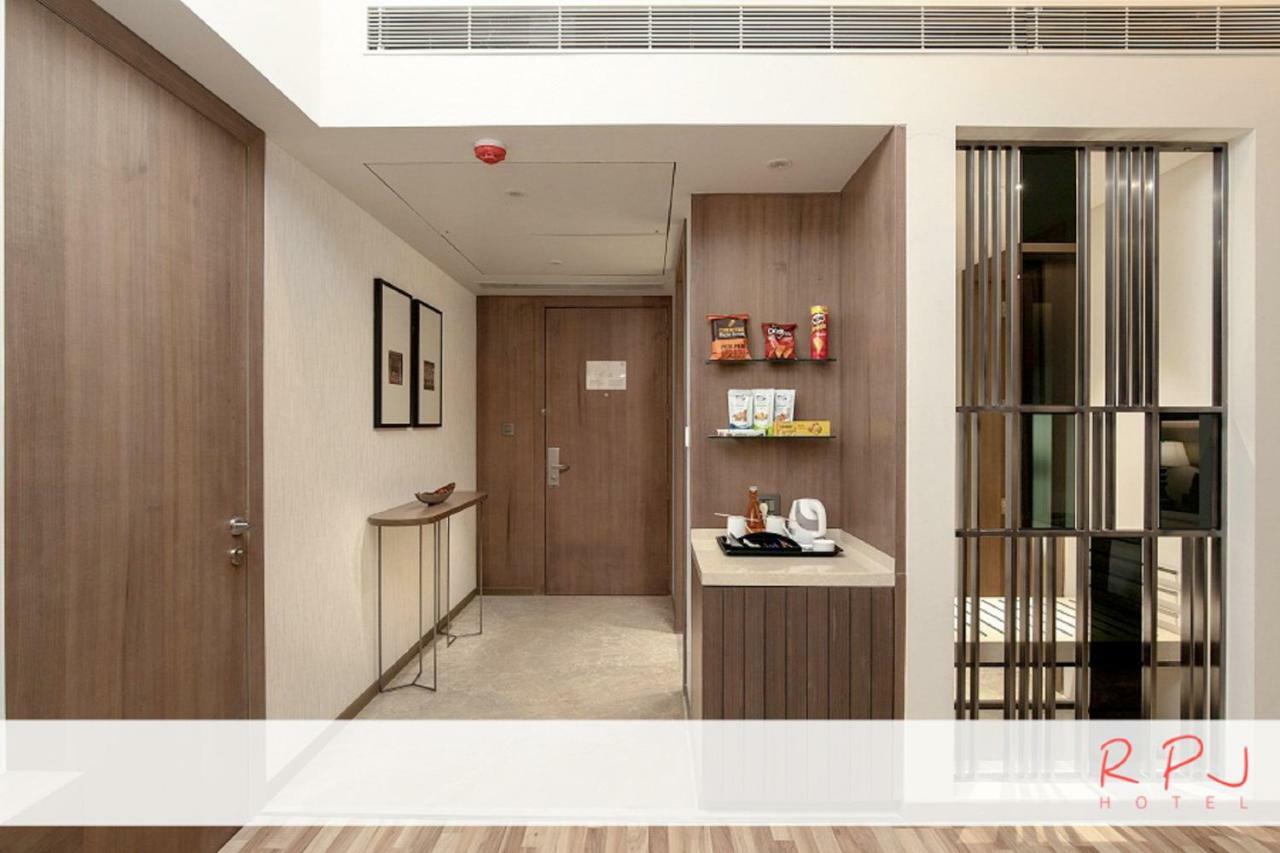 Regenta RPJ Rajkot Hotel Buitenkant foto