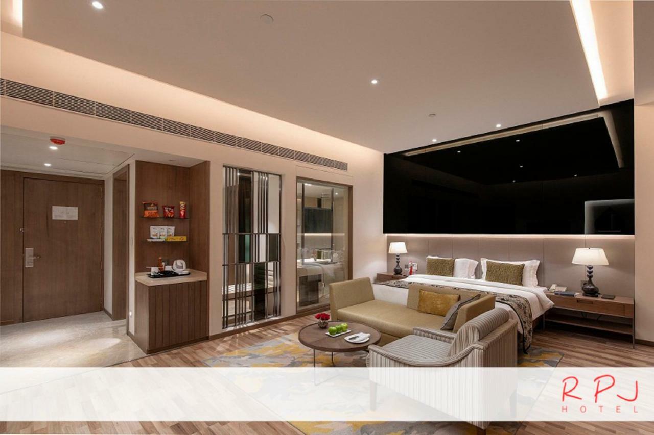 Regenta RPJ Rajkot Hotel Buitenkant foto