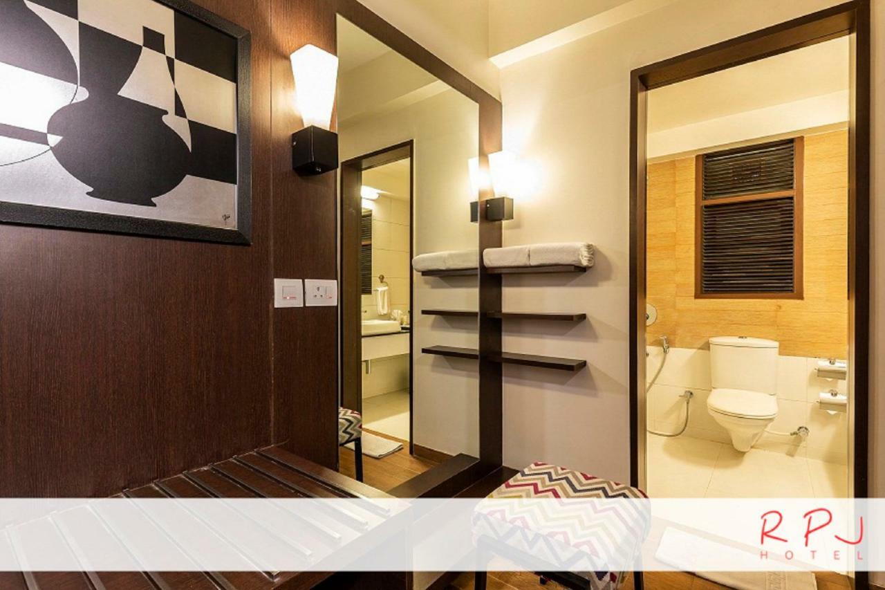 Regenta RPJ Rajkot Hotel Buitenkant foto