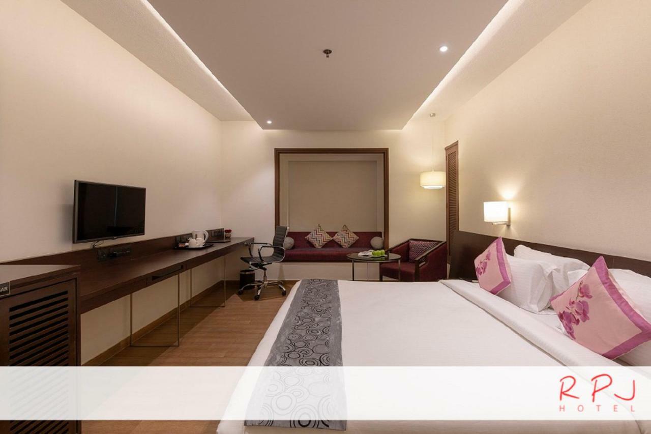 Regenta RPJ Rajkot Hotel Buitenkant foto