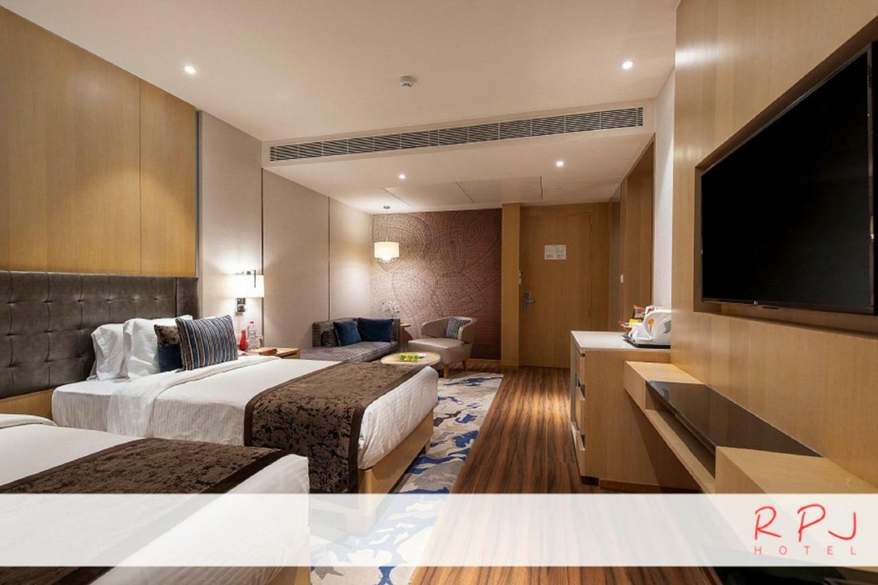 Regenta RPJ Rajkot Hotel Buitenkant foto
