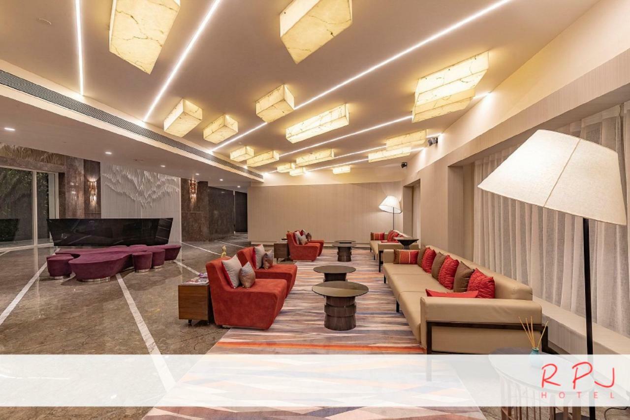 Regenta RPJ Rajkot Hotel Buitenkant foto