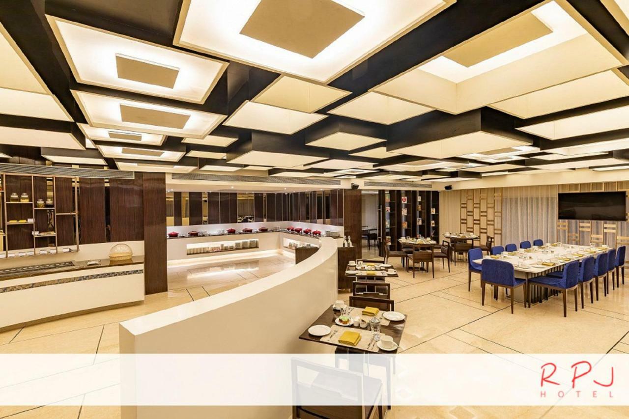 Regenta RPJ Rajkot Hotel Buitenkant foto