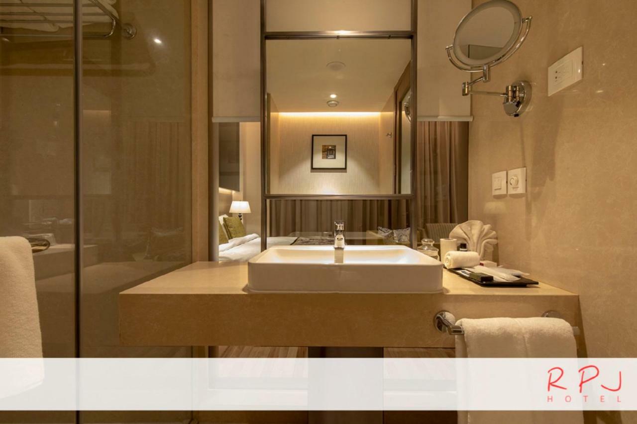 Regenta RPJ Rajkot Hotel Buitenkant foto
