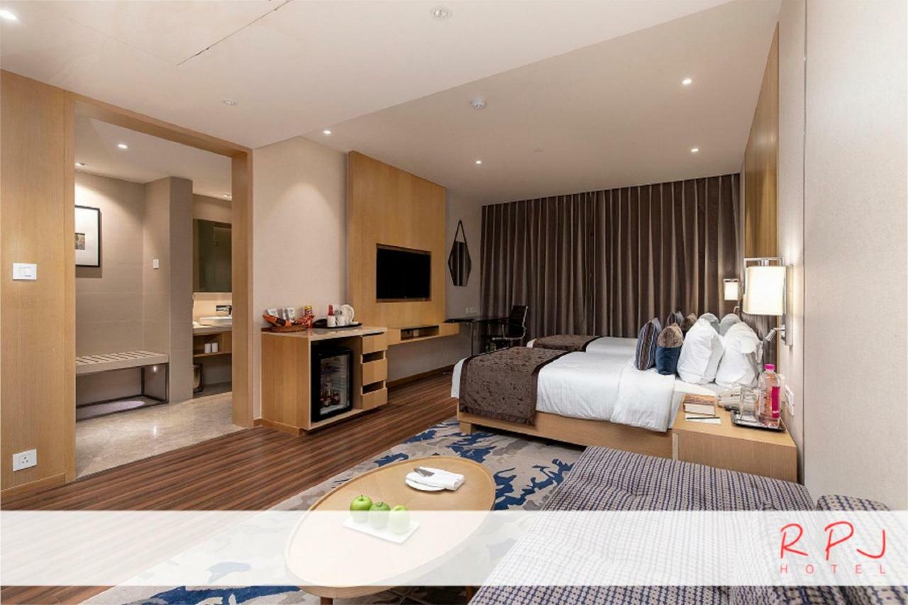 Regenta RPJ Rajkot Hotel Buitenkant foto