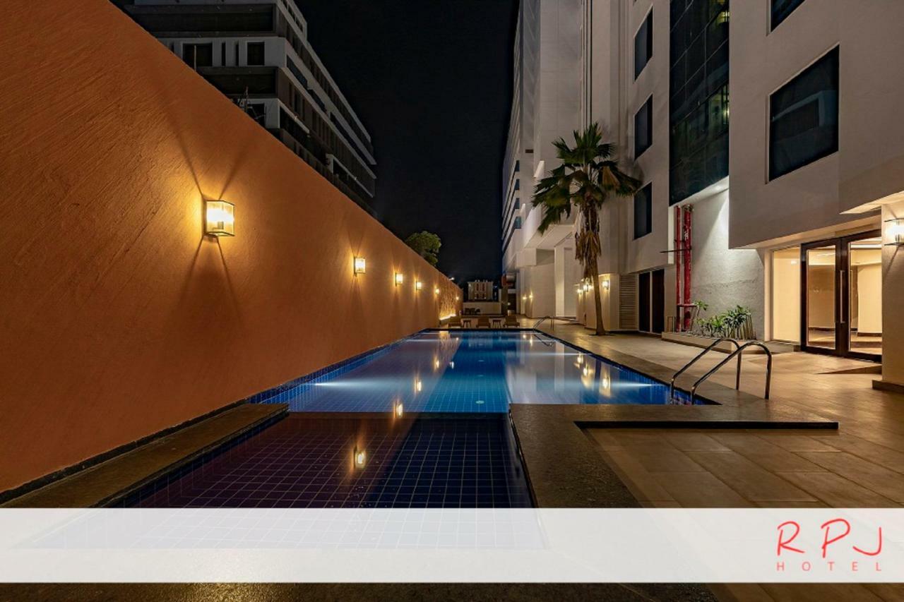 Regenta RPJ Rajkot Hotel Buitenkant foto