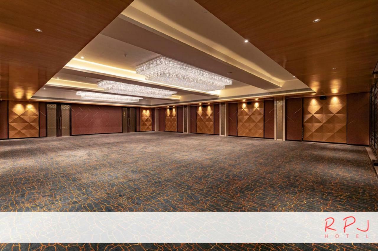 Regenta RPJ Rajkot Hotel Buitenkant foto