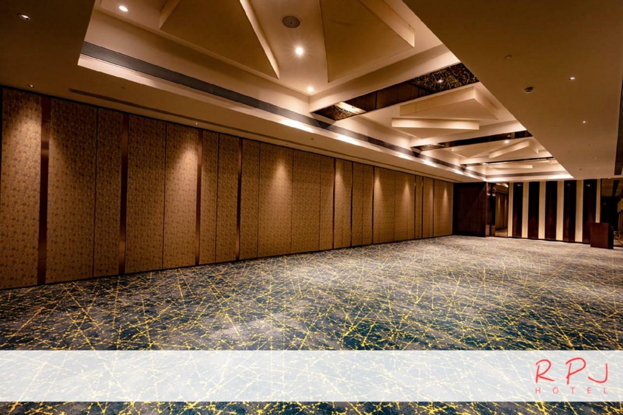 Regenta RPJ Rajkot Hotel Buitenkant foto