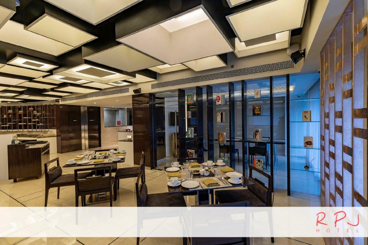 Regenta RPJ Rajkot Hotel Buitenkant foto