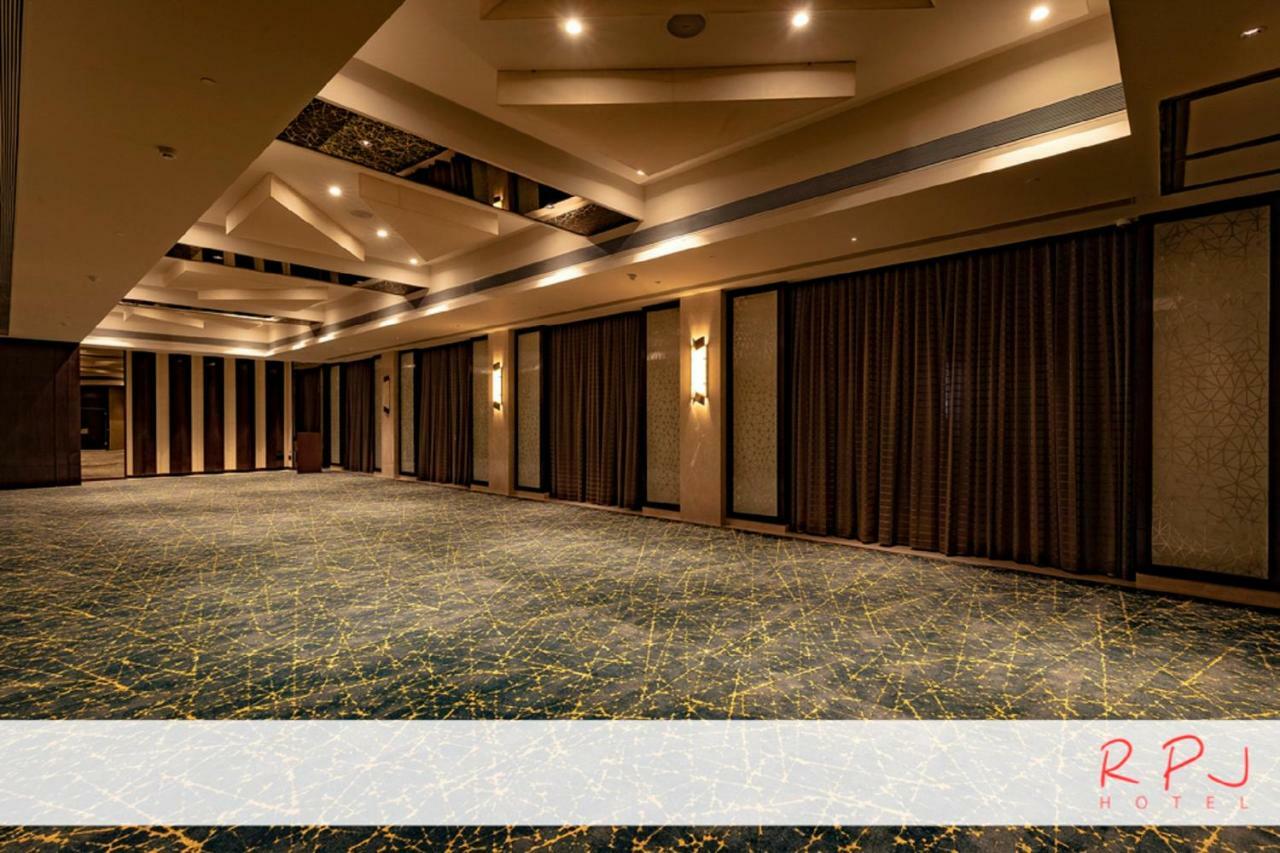 Regenta RPJ Rajkot Hotel Buitenkant foto