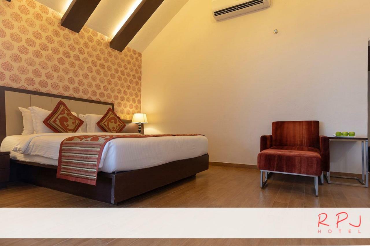 Regenta RPJ Rajkot Hotel Buitenkant foto