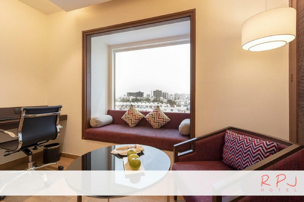 Regenta RPJ Rajkot Hotel Buitenkant foto