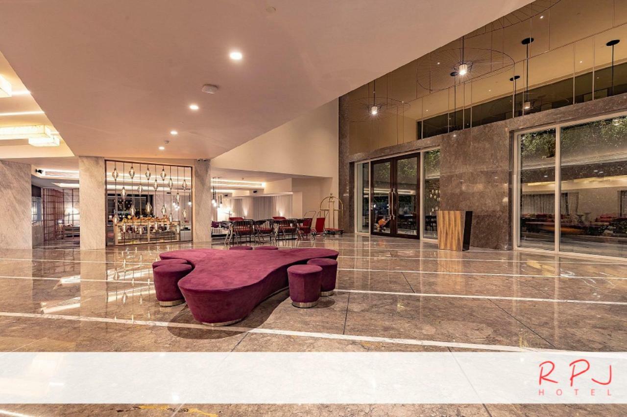 Regenta RPJ Rajkot Hotel Buitenkant foto