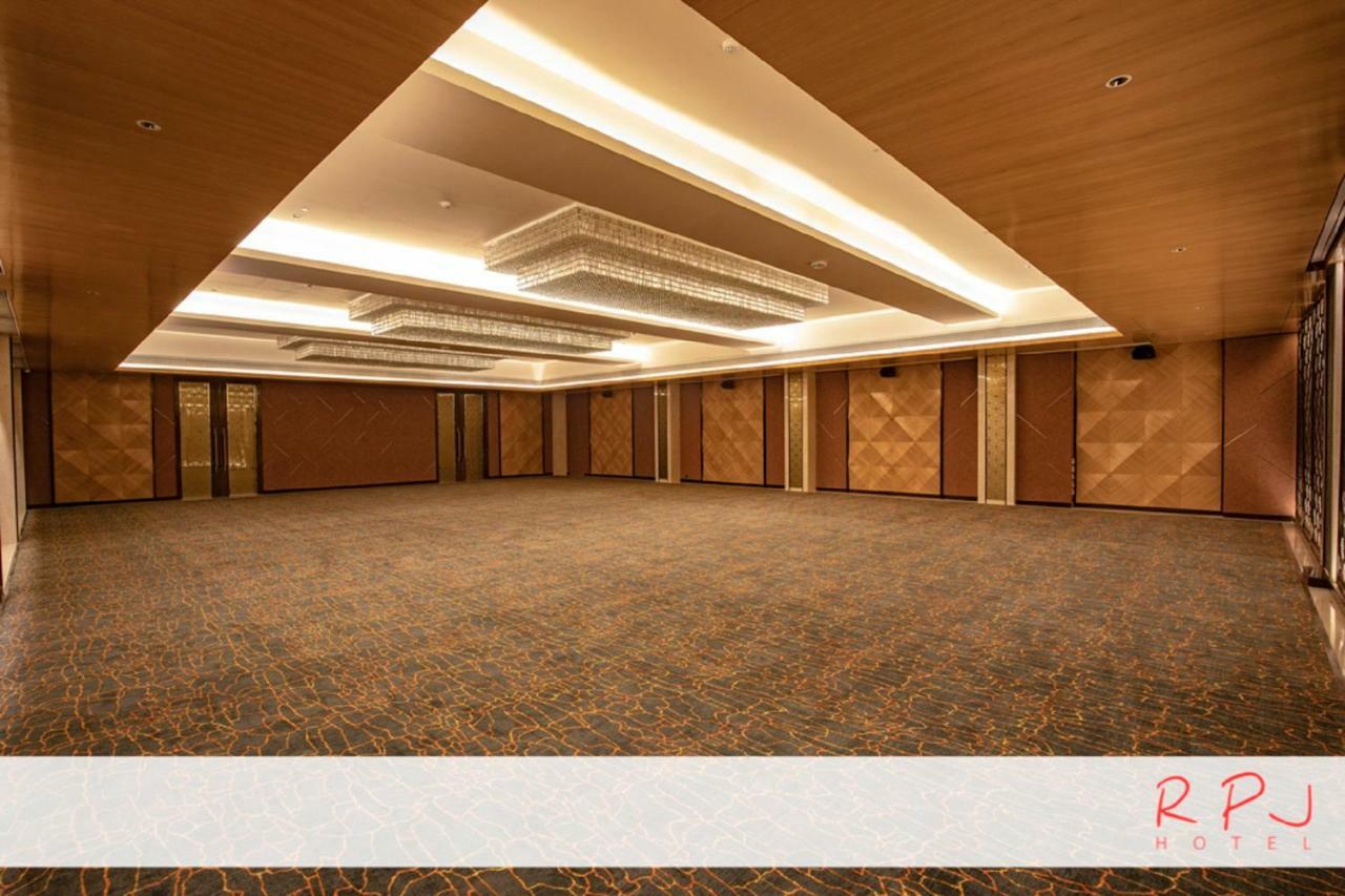 Regenta RPJ Rajkot Hotel Buitenkant foto