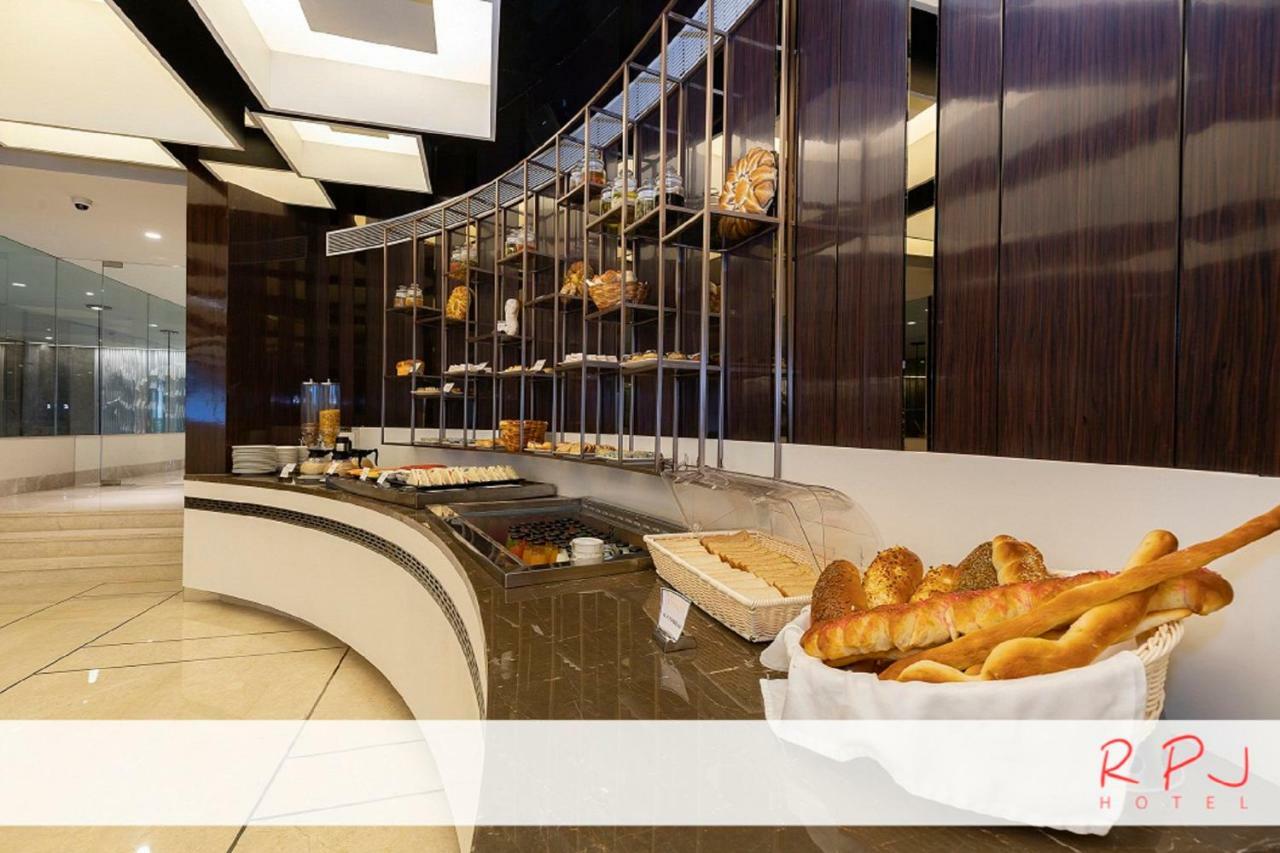 Regenta RPJ Rajkot Hotel Buitenkant foto