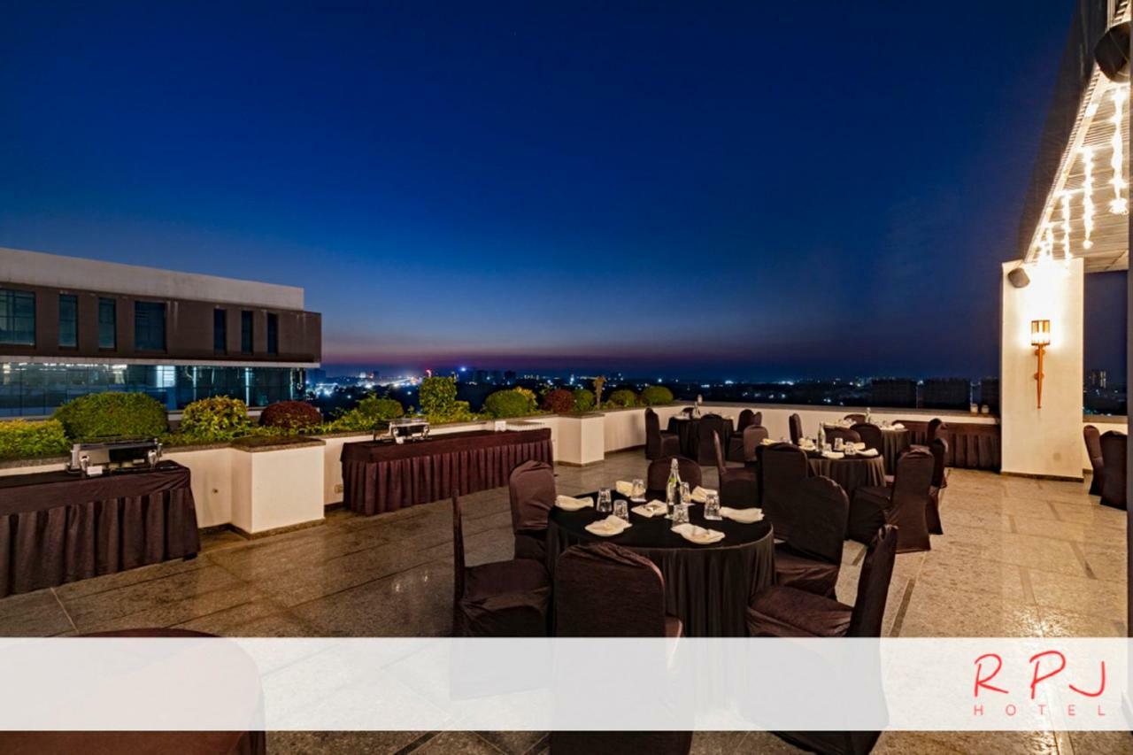 Regenta RPJ Rajkot Hotel Buitenkant foto