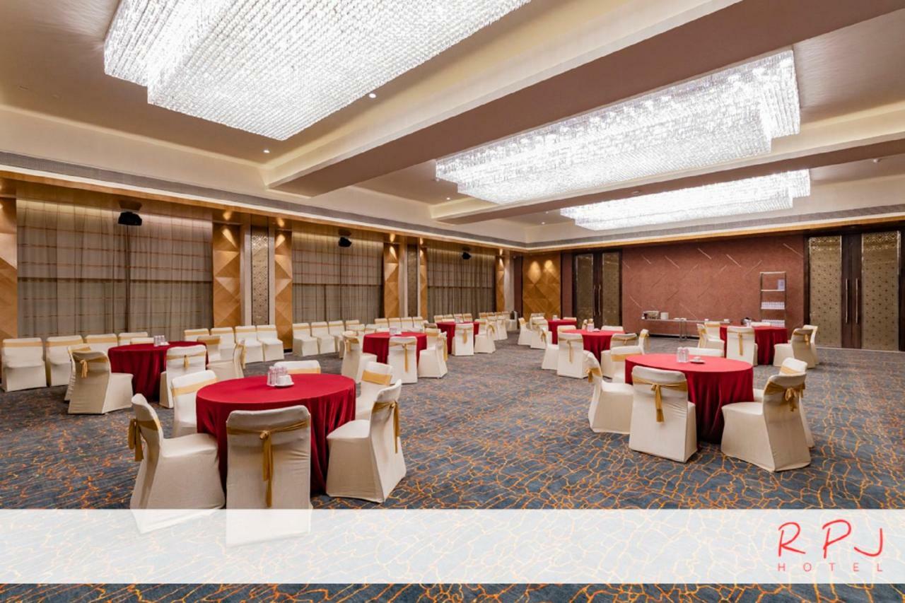 Regenta RPJ Rajkot Hotel Buitenkant foto