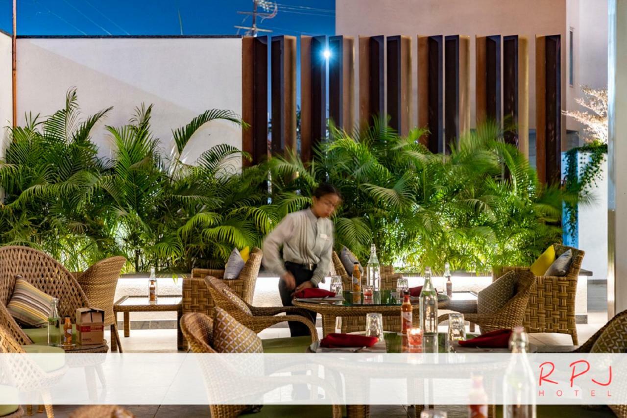 Regenta RPJ Rajkot Hotel Buitenkant foto